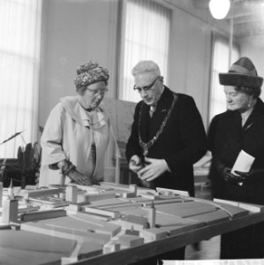 Koningin Juliana en burgemeester Peek bekijken een maquette, Bestanddeelnr 914-3076