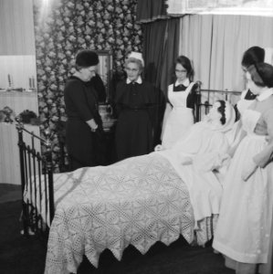 Koningin Juliana is in Pulchri Studio te Den Haag waar een overzicht van 100 jaa, Bestanddeelnr 917-4023