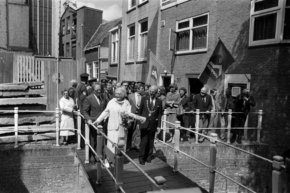 Koningin Juliana en burgemeester Van Hofwegen, Bestanddeelnr 929-7634