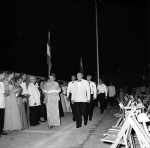 Koningin Juliana bij de ontvangst in Club Caribe in Oranjestad op Aruba, Bestanddeelnr 252-3989