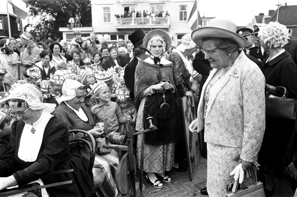 Koningin Juliana bij de bevolking in klederdracht, Bestanddeelnr 922-5370