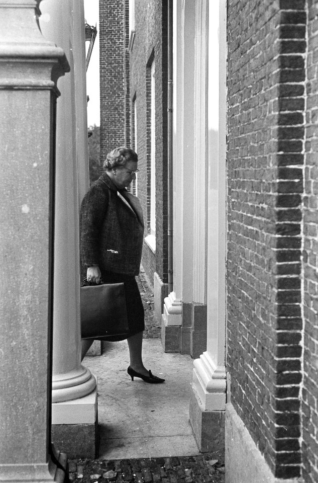 Koningin Juliana bij aankomst op Huis ten Bosch te Den Haag, Bestanddeelnr 919-6918