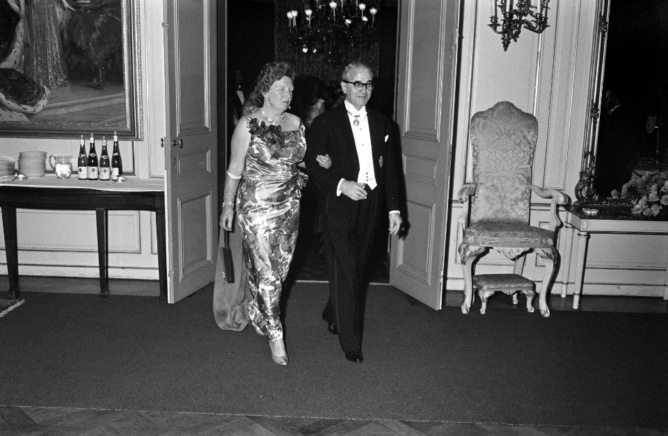 Koningin Juliana en ambassadeur Sir Andrew Noble betreden de dinerzaal, Bestanddeelnr 914-0268