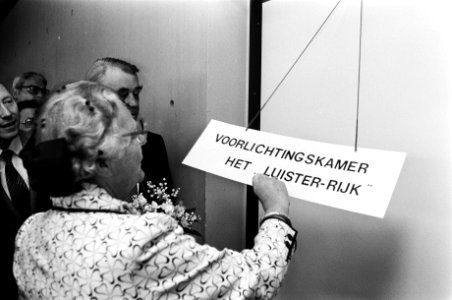 Koningin Juliana bij de voorlichtingskamer, Bestanddeelnr 930-2871
