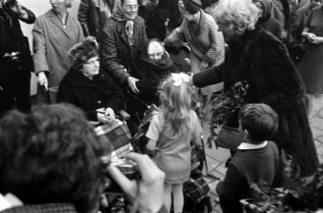 Koningin Juliana en Claude Pompidou-Cahour bezoeken de Waalse school in Mariahoe, Bestanddeelnr 923-0412