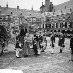 Koningin Juliana bij aankomst op het Binnenhof. Naast haar prins Bernhard. Prins, Bestanddeelnr 921-6859