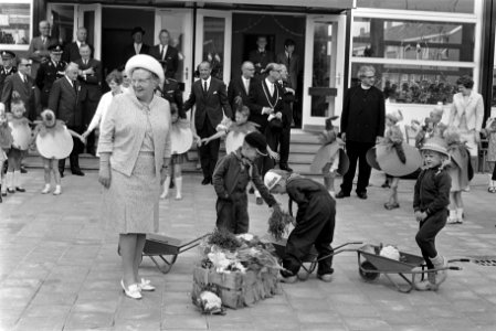 Koningin Juliana bezoekt Zuid-Holland. Kleuters tijdens fruitdans, Bestanddeelnr 921-3945