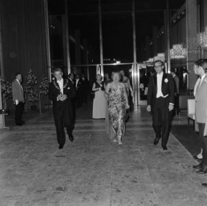 Koningin Juliana bij aankomst, links van haar burgemeester Wim Thomassen, Bestanddeelnr 919-1693