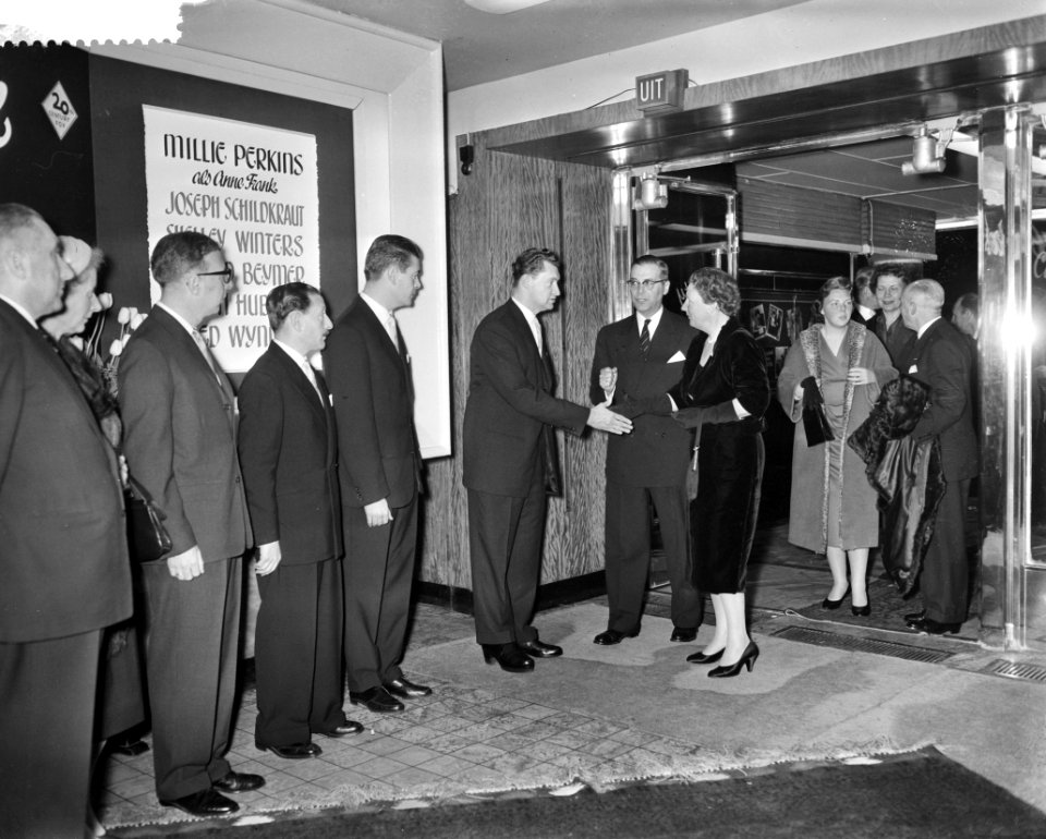 Koningin Juliana en Hare Koninklijke Hoogheid Prinses Beatrix wonen de premiere , Bestanddeelnr 910-3041
