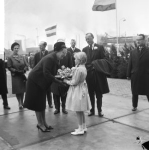Koningin Juliana en prins Bernhard brengen een bezoek aan de Hoogovens te IJmuid, Bestanddeelnr 917-1469