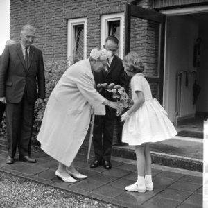 Koningin Juliana krijgt bij aankomst bloemen aangeboden, Bestanddeelnr 917-9714