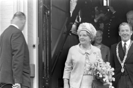 Koningin Juliana en burgemeester A.L. des Tombe, Bestanddeelnr 920-3113