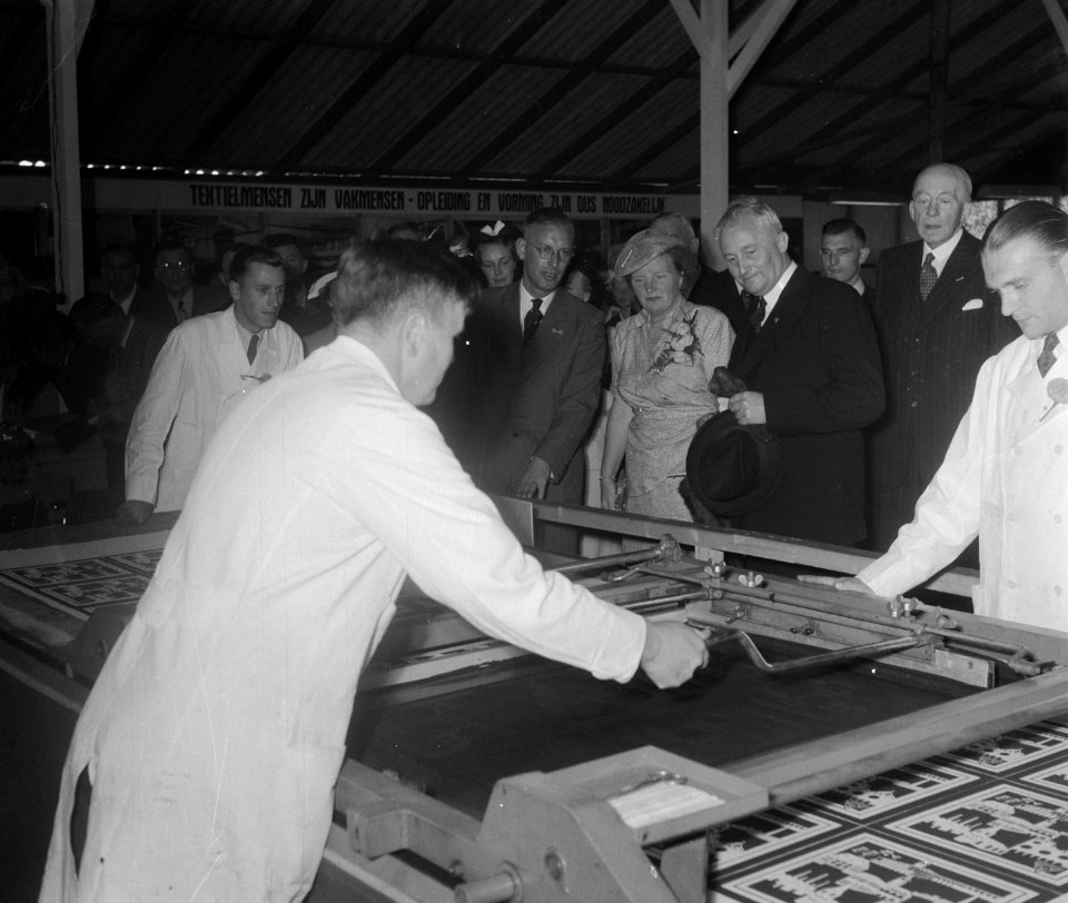 Koningin Juliana bezoekt FF Enschede, Bestanddeelnr 904-7404