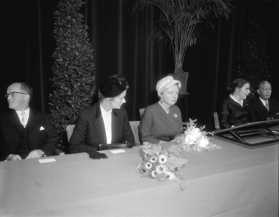 Koningin Juliana is te Utrecht aanwezig bij het jubileumcongres van de Nationale, Bestanddeelnr 910-0397