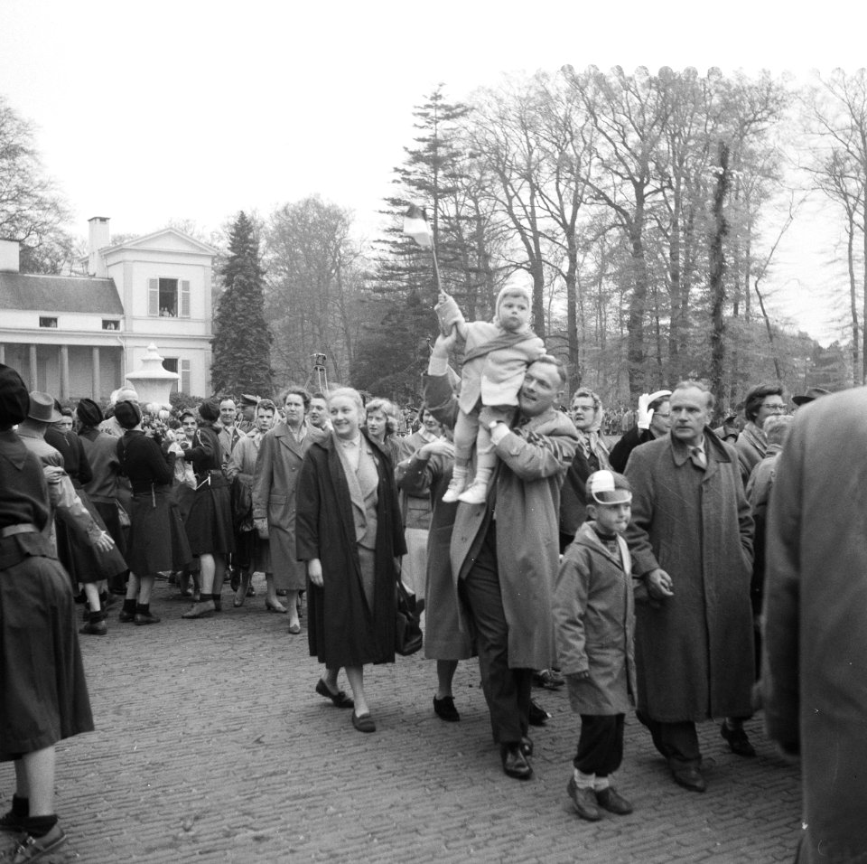 Koningin Juliana is 50 jaar geworden. Defilé langs het bordes, Bestanddeelnr 910-3330