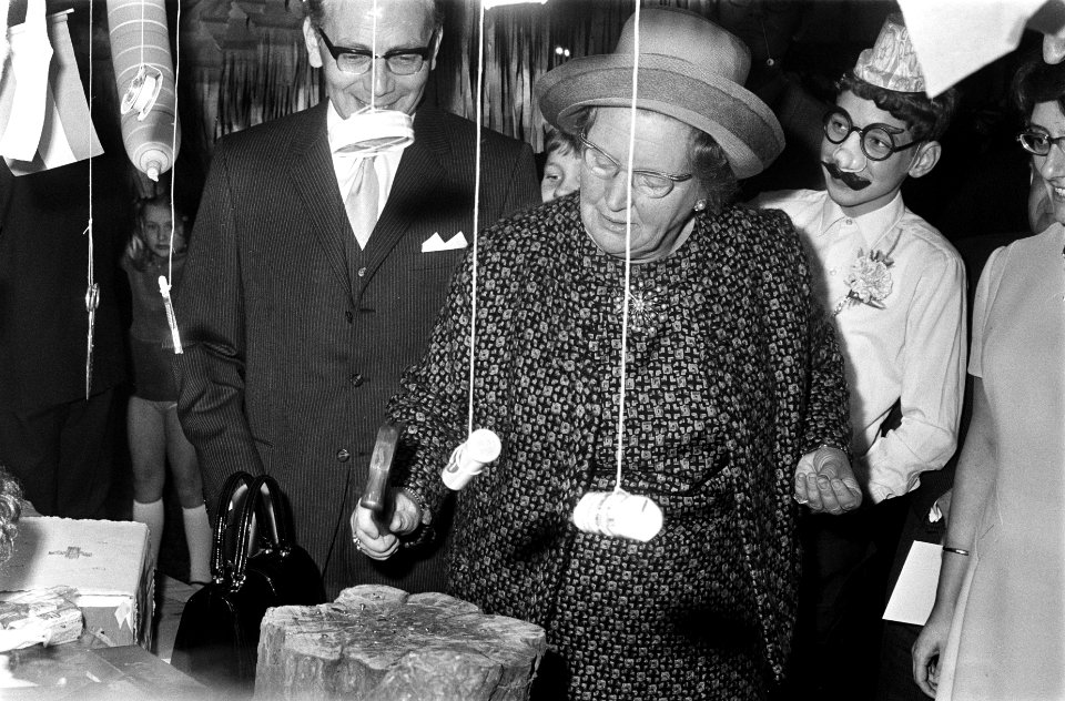 Koningin Juliana bezoekt Gereformeerd Burgerweeshuis Coen Cuserhuis te Haarlem, Bestanddeelnr 922-9223