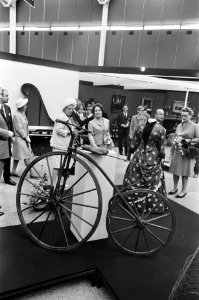 Koningin Juliana en (geheel rechts) minister mej. dr. M.A.M. Klompé bij een stan, Bestanddeelnr 922-5439