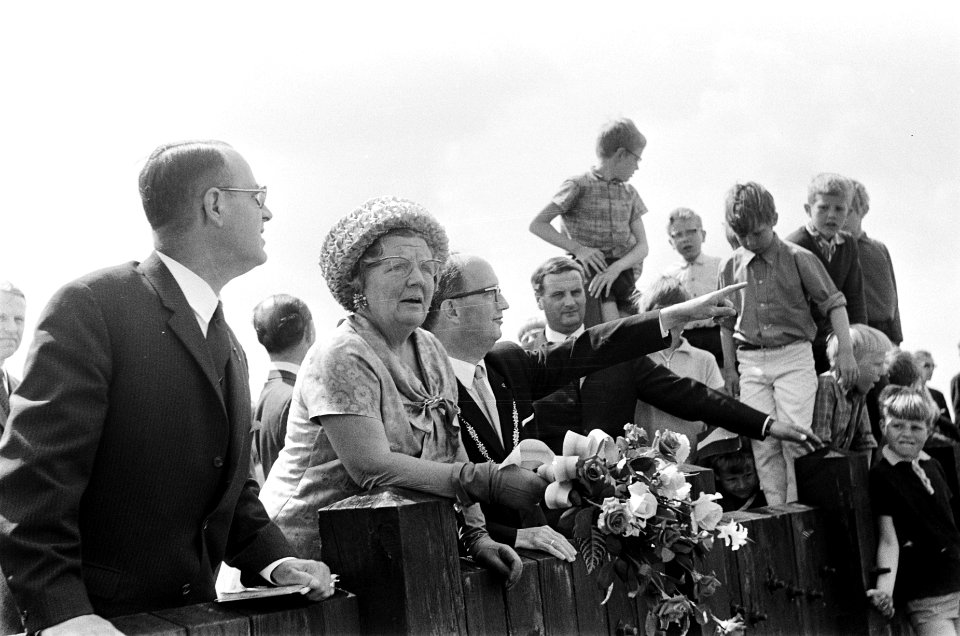 Koningin Juliana kijkt over de zeewering bij de haven van Den Oever, naast haar , Bestanddeelnr 922-5323