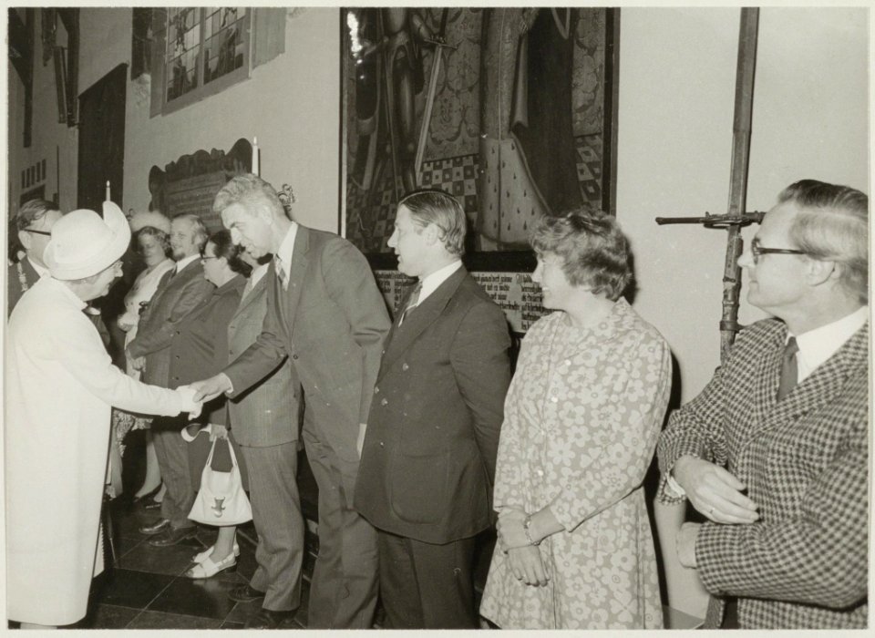 Koningin Juliana bezoekt Haarlem, ontvangst op het stadhuis. NL-HlmNHA 54011906 02