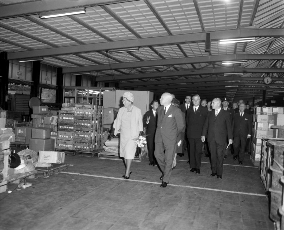 Koningin Juliana een dag te gast bij de NS tgv 125-jarig bestaan, Hare Majest, Bestanddeelnr 916-9255