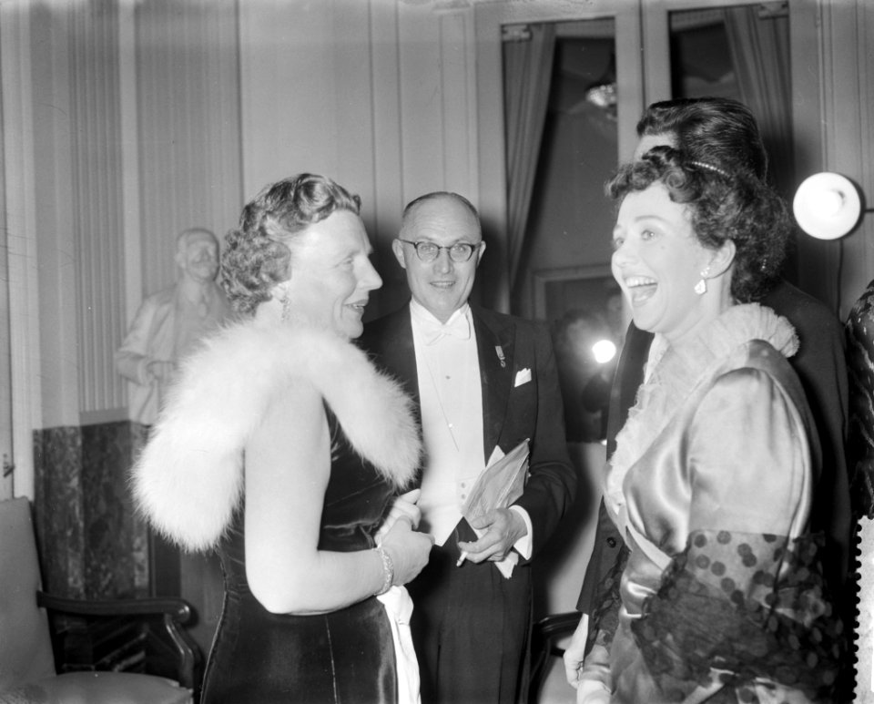 Koningin Juliana is aanwezig bij de officiële opening van de 24ste boekenweek in, Bestanddeelnr 910-1846