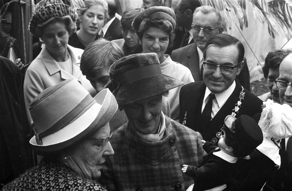 Koningin Juliana bezoekt Gereformeerd Burgerweeshuis Coen Cuserhuis te Haarlem, Bestanddeelnr 922-9227