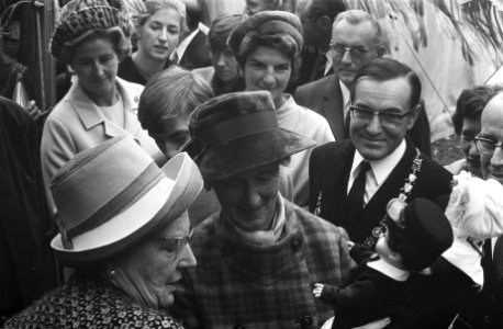 Koningin Juliana bezoekt Gereformeerd Burgerweeshuis Coen Cuserhuis te Haarlem, Bestanddeelnr 922-9227