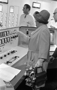 Koningin Juliana drukt knop in, Bestanddeelnr 922-2359