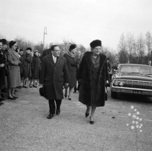 Koningin Juliana bij aankomst met naast haar de heer Polak, Bestanddeelnr 918-4519