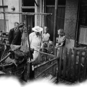 Koningin Juliana bij een Arnhems gezin in een achterbuurt Achter haar Marga Kl, Bestanddeelnr 900-4312