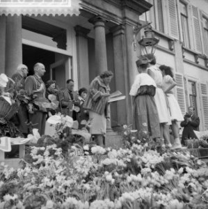 Koningin Juliana is 50 jaar geworden. De koninklijke familie kijkt naar het defi, Bestanddeelnr 910-3339