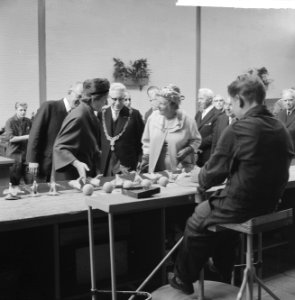 Koningin Juliana en links naast haar burgemeester JW Peek, Bestanddeelnr 914-3071