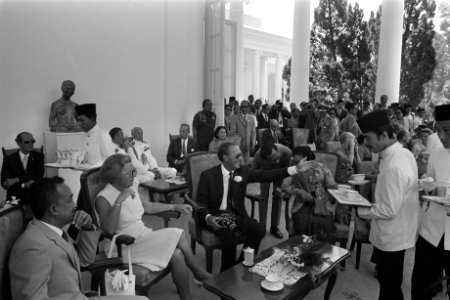 Koningin Juliana en prins Bernhard bezoeken het Paleis te Bogor, Bestanddeelnr 924-8797