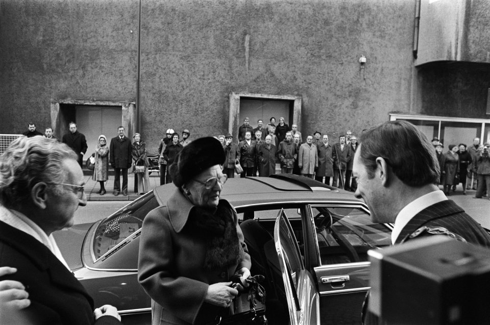 Koningin Juliana bij aankomst hoofdkantoor DSM, Bestanddeelnr 928-9768