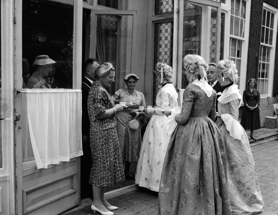 Koningin Juliana brengt een officieel bezoek aan Dordrecht. In de tuin van het m, Bestanddeelnr 909-8252