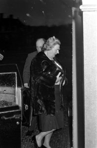 Koningin Juliana bij aankomst in Paleis Huis ten Bosch, Bestanddeelnr 919-7936