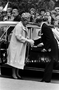 Koningin Juliana bezoekt Zuid Hollandse gemeenten, Hare Majesteit bij maquette, Bestanddeelnr 917-8100