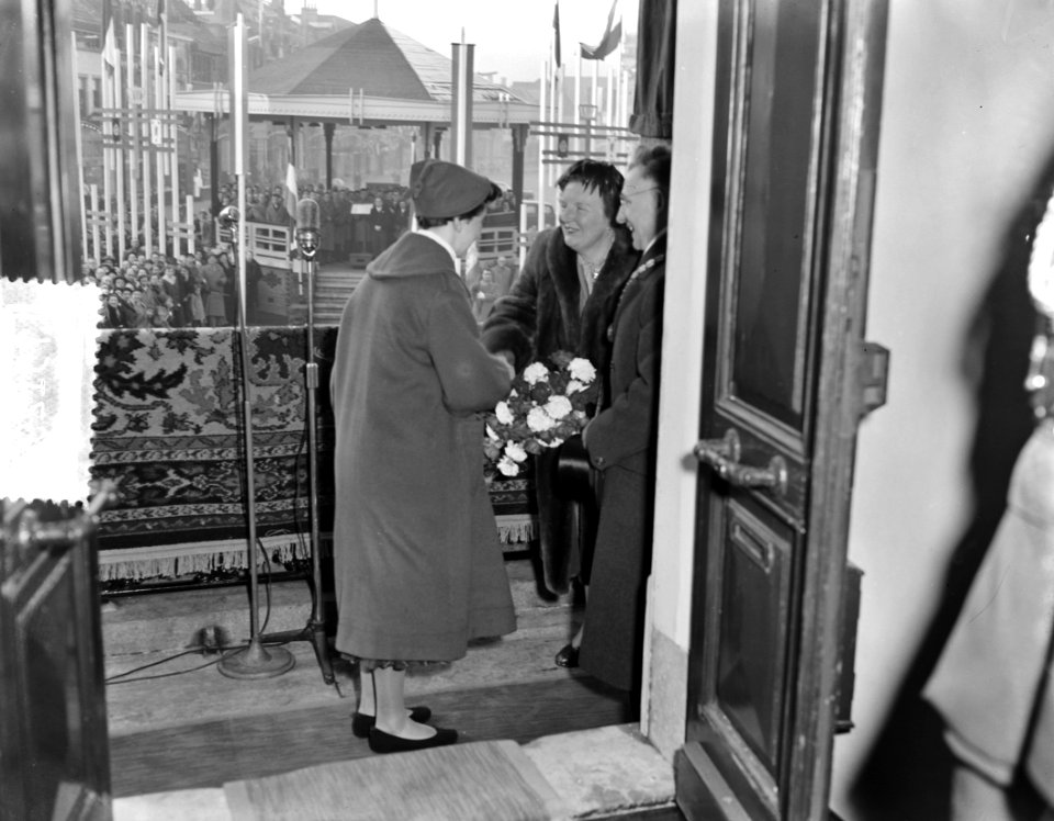 Koningin Juliana krijgt bij de ingang van het stadhuis bloemen aangeboden, Bestanddeelnr 907-5129