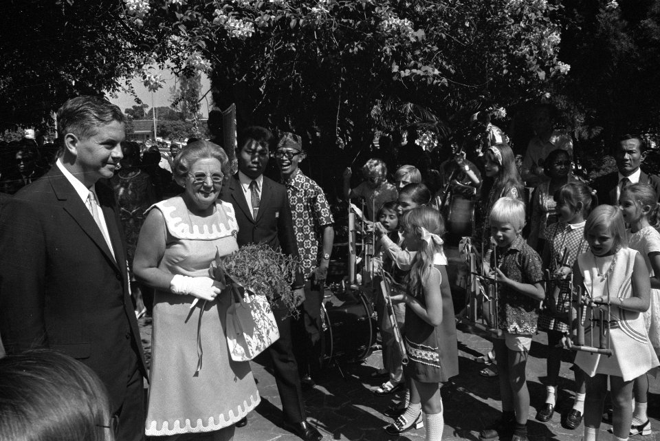 Koningin Juliana en prins Bernhard bezoeken een Nederlandse school in Djakarta, Bestanddeelnr 924-8692