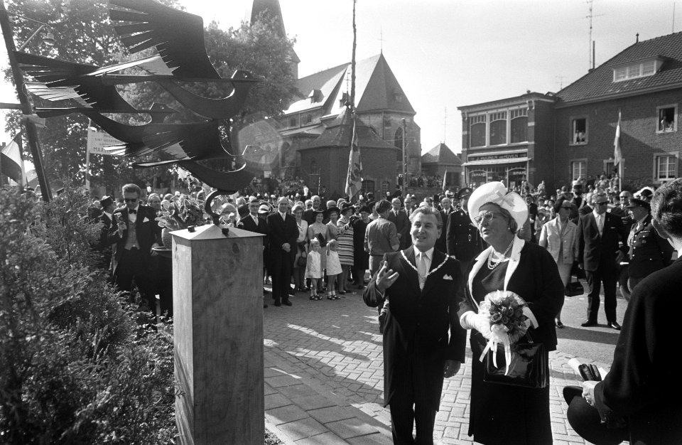 Koningin Juliana bezoekt Zuid Limburg ter gelegenheid van de 25-jarige herdenkin, Bestanddeelnr 922-7855