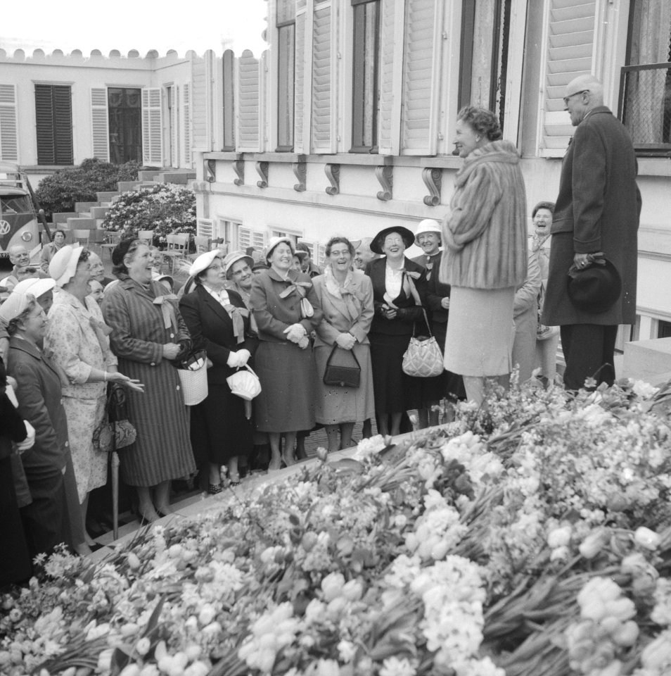 Koningin Juliana is 50 jaar geworden. Hare Majesteit wordt gehuldigd door dames , Bestanddeelnr 910-3341