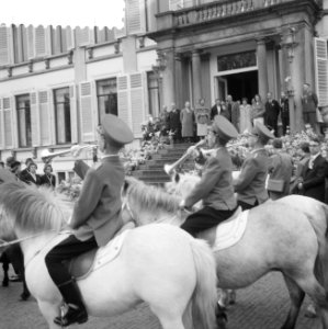 Koningin Juliana is 50 jaar geworden. Defilé langs het bordes van Ponyclub De Pa, Bestanddeelnr 910-3331