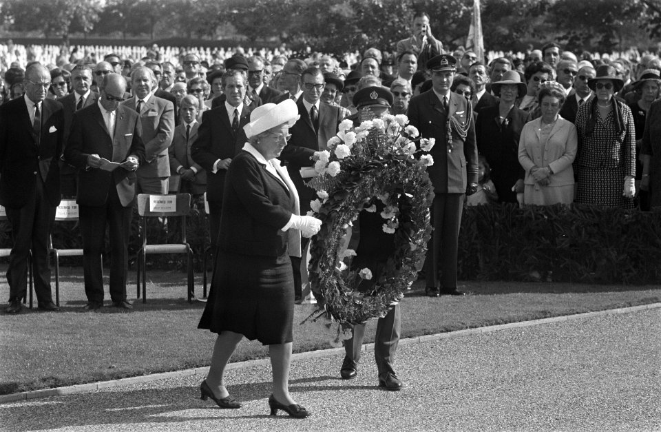 Koningin Juliana bezoekt Zuid Limburg ter gelegenheid van de 25-jarige herdenkin, Bestanddeelnr 922-7844