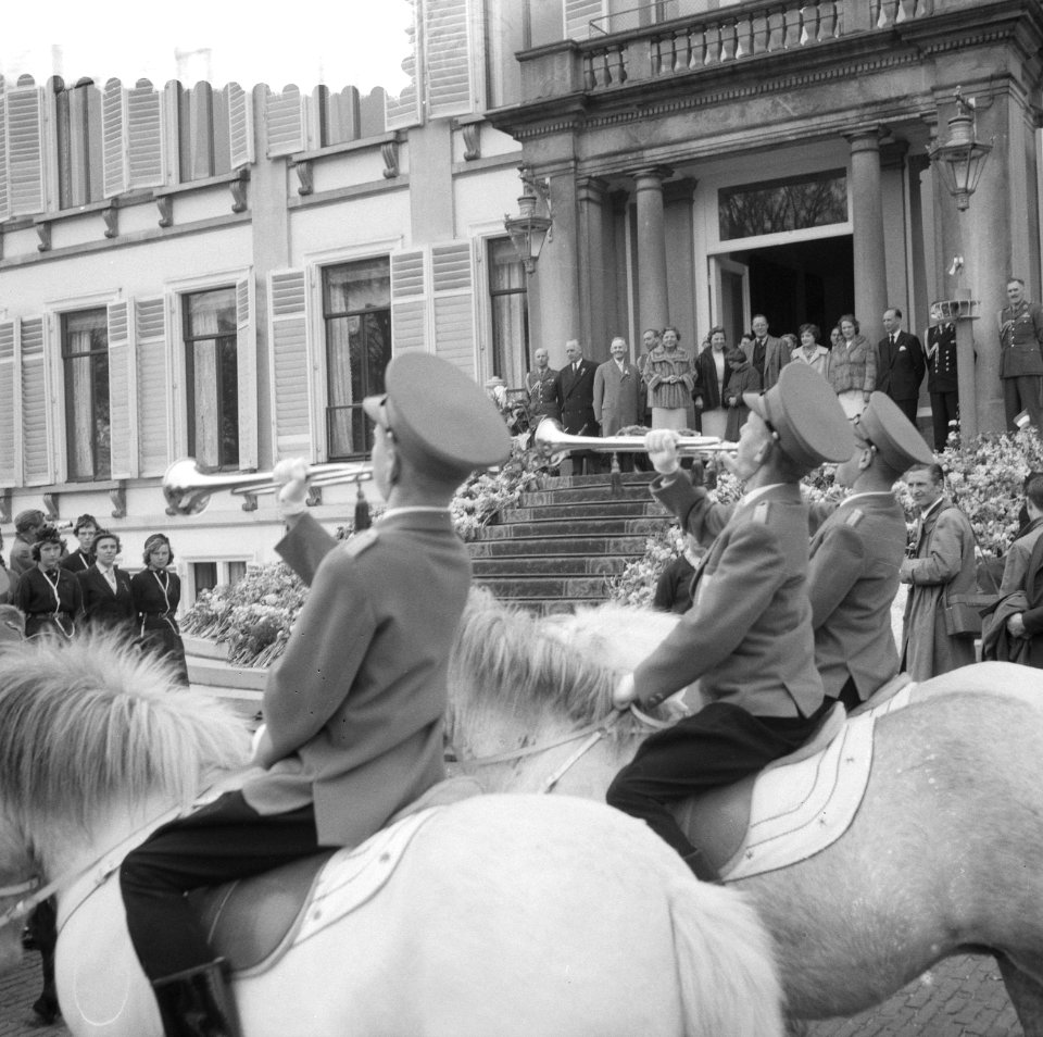 Koningin Juliana is 50 jaar geworden. Defilé langs het bordes van Ponyclub De Pa, Bestanddeelnr 910-3334