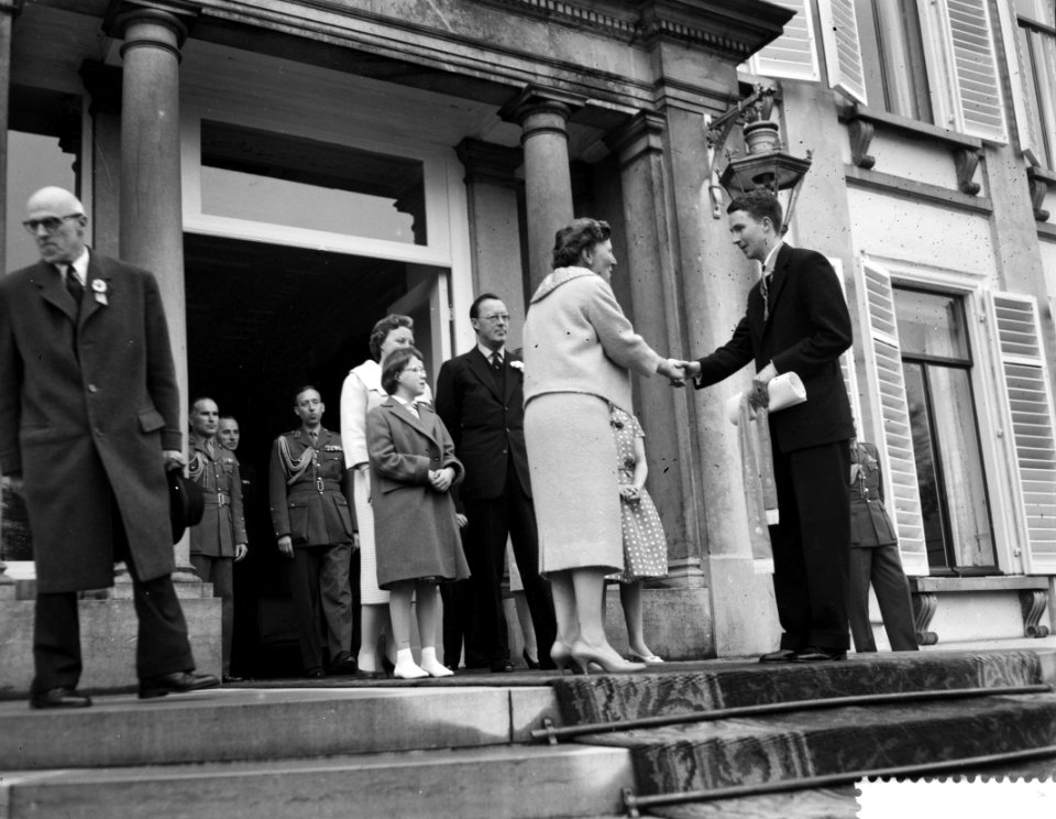 Koningin Juliana is 50 jaar geworden. De koninklijke familie bekijkt het defilé , Bestanddeelnr 910-3309