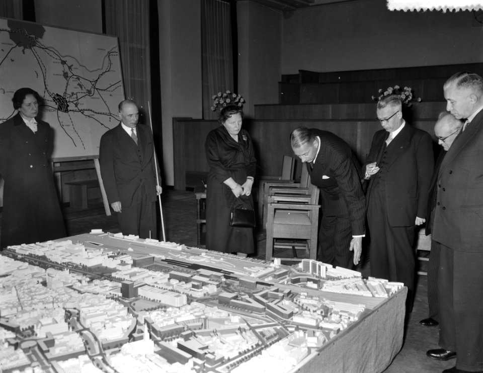 Koningin Juliana brengt een bezoek aan Utrecht hier bekijkt zij een maquette in, Bestanddeelnr 906-8693