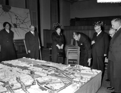 Koningin Juliana brengt een bezoek aan Utrecht hier bekijkt zij een maquette in, Bestanddeelnr 906-8693