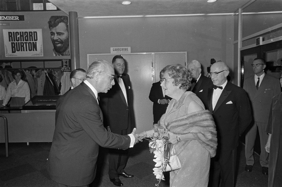 Koningin Juliana bij premiere van film De getemde feeks in bioscoop Du Midi , Bestanddeelnr 920-7394