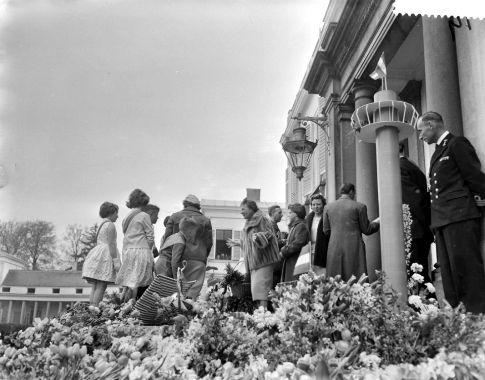 Koningin Juliana is 50 jaar geworden. De koninklijke familie bekijkt het defilé , Bestanddeelnr 910-3303