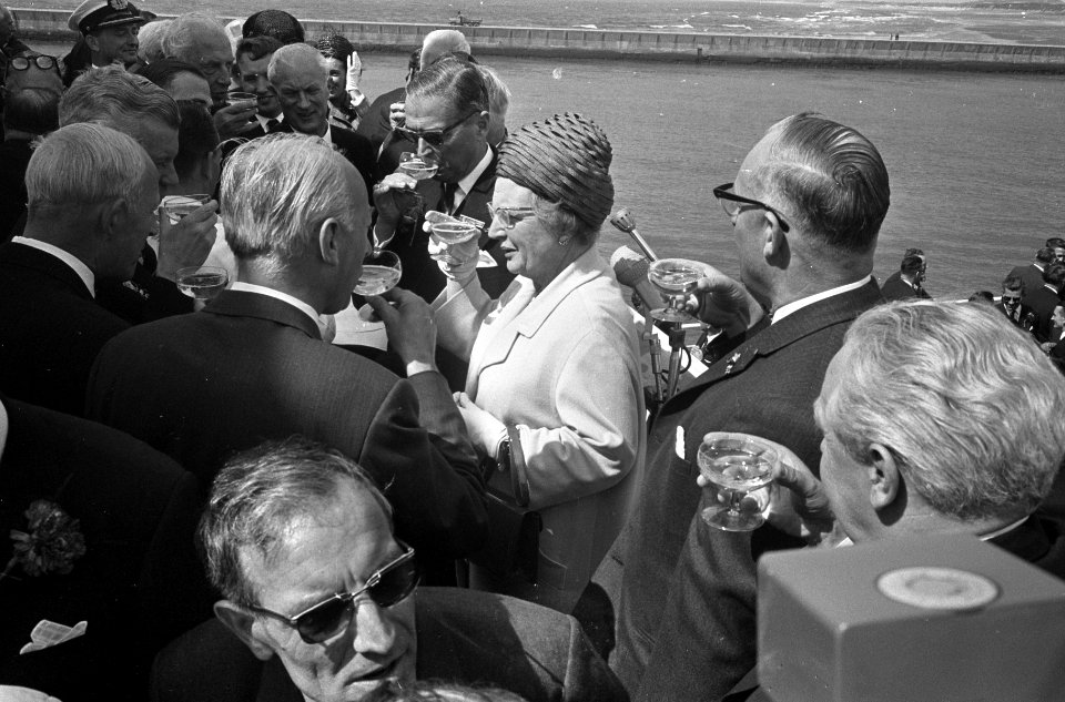 Koningin Juliana brengt samen met de burgemeesters van de gemeenten Haarlem, IJm, Bestanddeelnr 920-4094